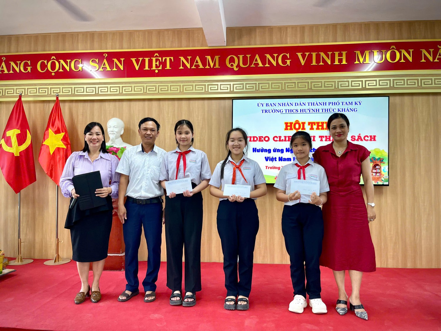 Thư viện trường THCS Huỳnh Thúc Kháng tổ chức ngoại khoá và tổng kết trao thưởng cuộc thi thiết kế Video clip giới thiệu sách nhân kỷ niệm ngày sách Việt Nam lần thứ 4, năm 2025.